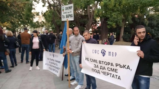 Полицаи на протест във Варна