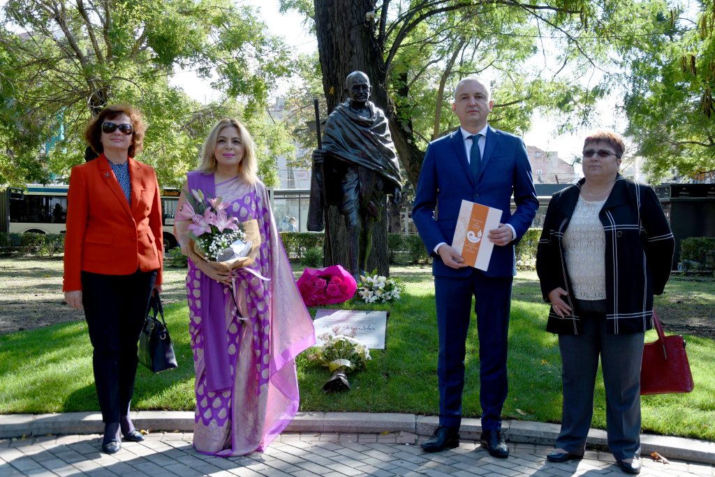 Кметът Иван Портних и посланика на Индия
