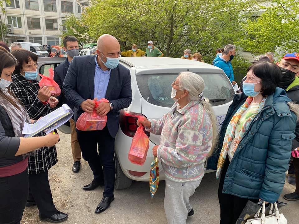 Кметът на "Владиславово" Николай Костадинов отново зарадва нуждаещите се в района за Великден