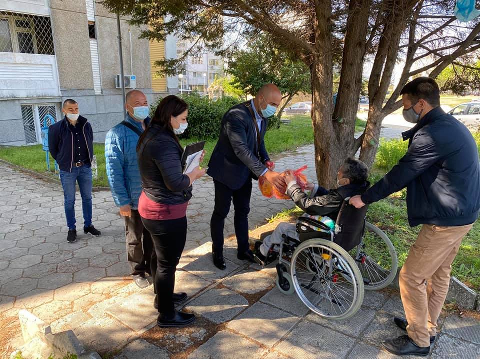 Кметът на "Владиславово" Николай Костадинов отново зарадва нуждаещите се в района за Великден