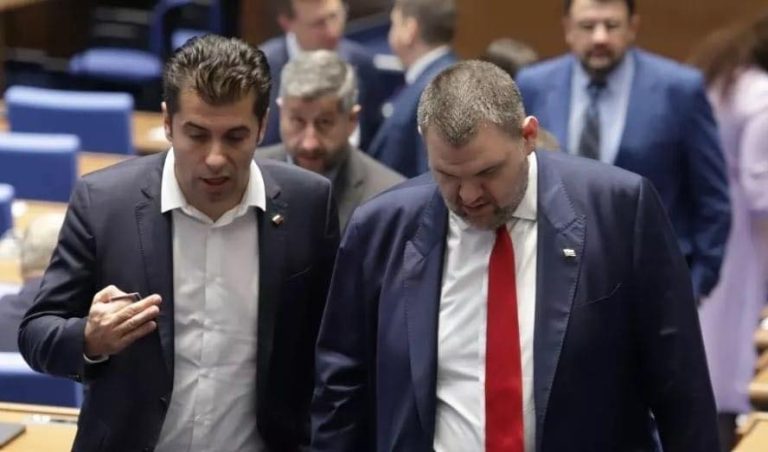 Делян Пеевски и Кирил Петков в Парламента.