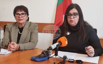Областният управител на Варна проф. Андрияна Андреева дава пресконференция за наличието на държавни имоти в обхвата на зелената зона в града. На снимката: зам.-областният управител на Варна Айрие Ибрямова (вляво) и проф. Андреева.
