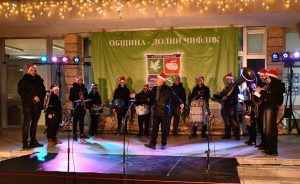 Децата на Долни чифлик посрещнаха в аванс Дядо Коледа.