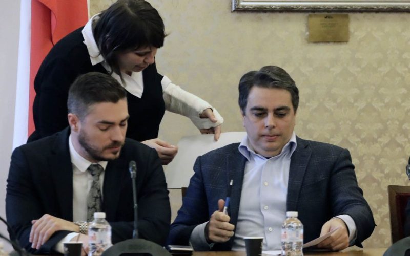 Красавецът на Асен не само няма да е депутат...