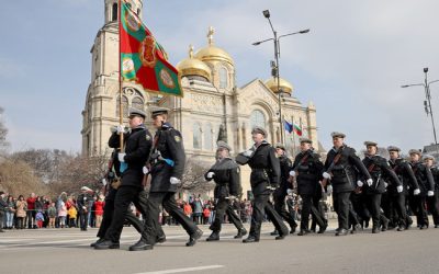 С тържествено издигане на националното знаме и военни почести на централния варненски площад започна честването на националния празник 3 март.