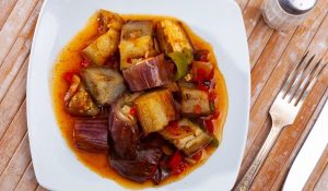 Лятна манджа с патладжан, лук и домати.