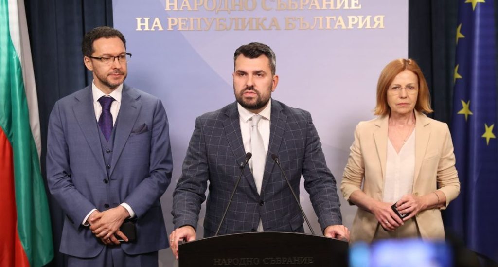 Народни представители от ПП ГЕРБ направиха изявление пред медиите в Народното събрание (от ляво надясно): Даниел Митов, Георг Георгиев и Йорданка Фандъкова.