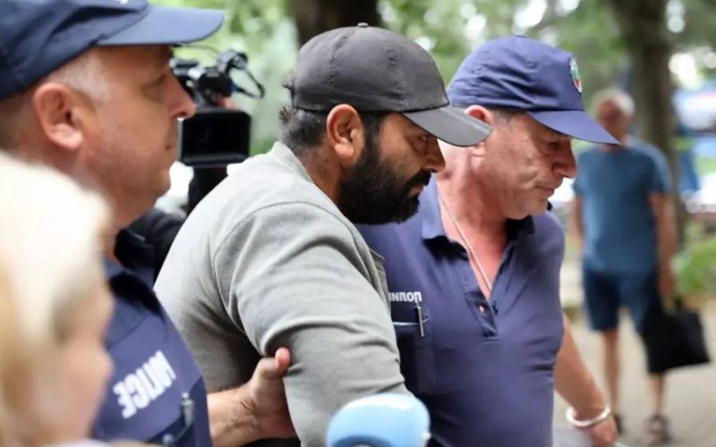 Полицаи конвоират Асен Симеонов към 4-то Районно полицейско управление във варненския Район "Аспарухово".