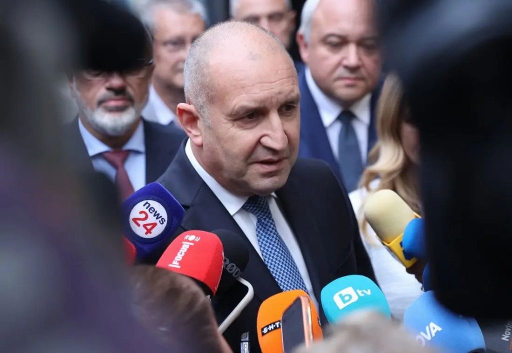 Министър-председателят на Република България и председател на ПГ "Прогресивна България" Румен Радев даде изявление пред медиите след заседание на Изпълнителния съвет на партията.