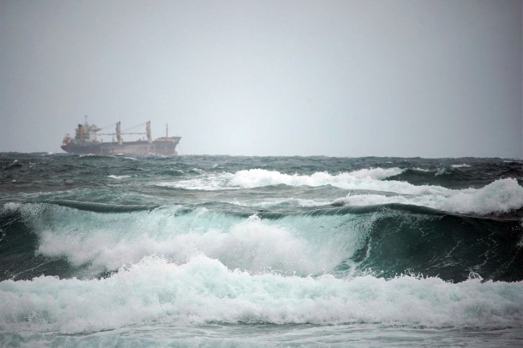 Кораб в бурно море.