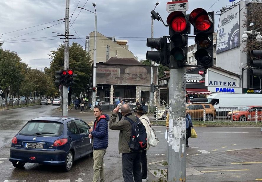 Възстановена е дясната секция и на кръстовището на бул. „Цар Освободител“ и бул. „Осми приморски полк“.