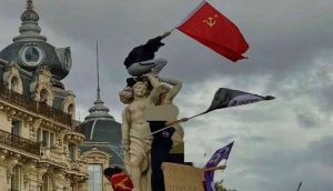Съветското знаме в Париж.